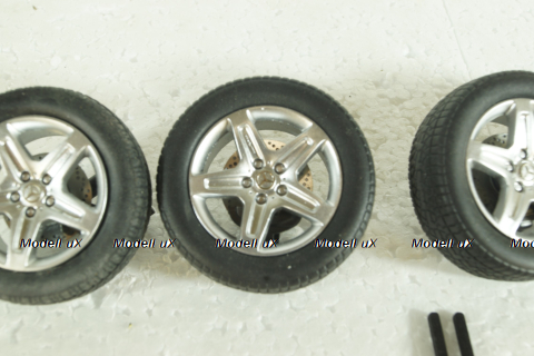 Комплект резины с дисками и рулевой тягой на Mercedes AMG 1:18