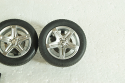 Комплект резины с дисками и рулевой тягой на Mercedes AMG 1:18