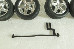 Комплект резины с дисками и рулевой тягой на Mercedes AMG 1:18