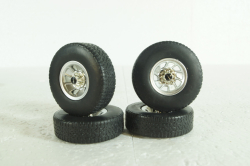 Комплект резины с дисками №2 на Ford 1:18