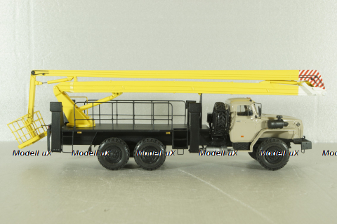 Урал-4320-0911 c подъемником ВС-22, бежевый, Nik Models 1:43