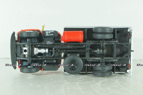 У-165 изотермический фургон на шасси Зил-138, красный/серебро, Наши Грузовики + АвтоИстория 1:43 