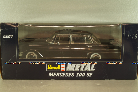Mercedes-Benz 300 SE (W112) 1961, black, 08910, Revell 1:18