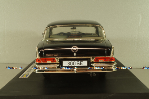 Mercedes-Benz 300 SE (W112) 1961, black, 08910, Revell 1:18