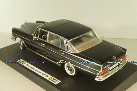 Mercedes-Benz 300 SE (W112) 1961, black, 08910, Revell 1:18