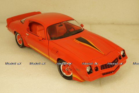 Chevrolet Camaro Z28 1981 light red/black, Greenlight 1:18
