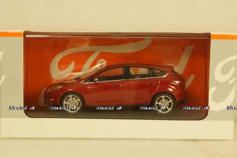 Ford Focus 5-door, red metallic 2011, Minichamps 1:43