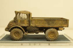 Mercedes Unimog U426 Армия Аргентины камуфляж с боковыми стеклами и со следами эксплуатации, KV мастерская 1:43