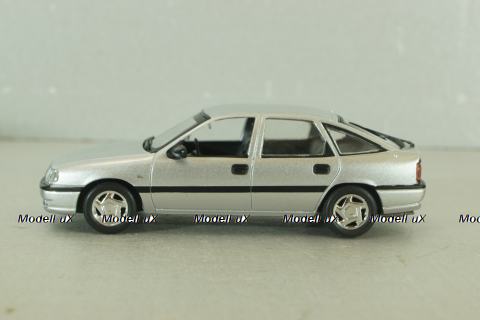 Opel Vectra (A) GL hatchback,Wayne Cherry 1988, silver, OPCD138, Opel Collection Designer #138 1:43