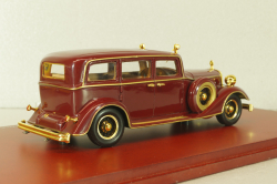 Cadillac Deluxe Tudor Limousine 8C "The last Emperor of China" 1932, dark red, 124312, TSM 1:43